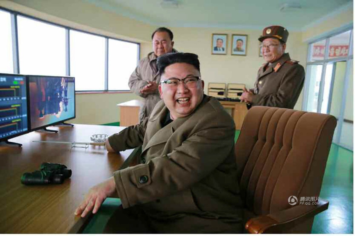 Anh: Ong Kim Jong-un thi sat thu nghiem dong co ten lua moi